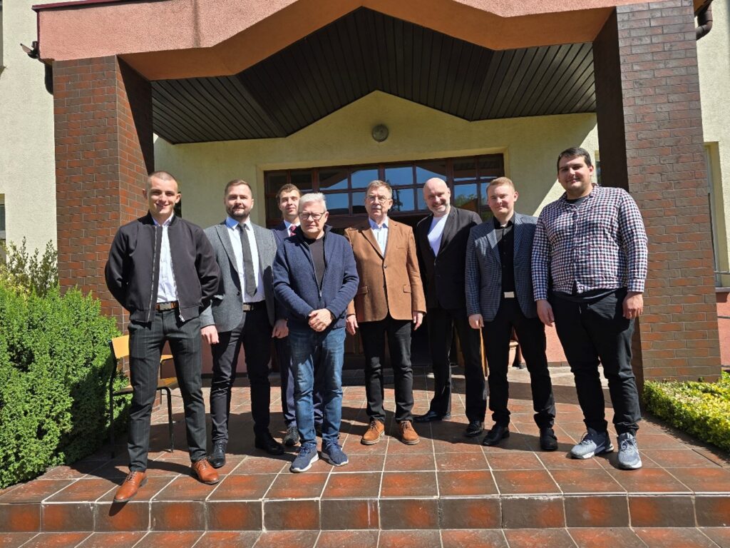 Kolejni inżynierowie logistyki w obecności członków komisji egzaminacyjnej przed budynkiem ANSGK w Kutnie