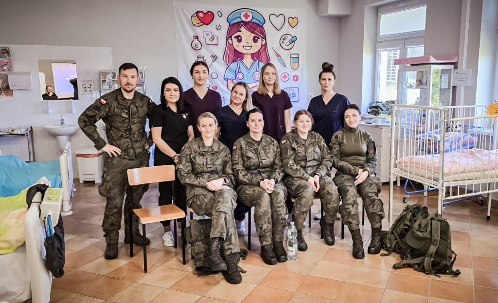 Grupa osób z 9ŁBOT wraz ze studentami ANSGK