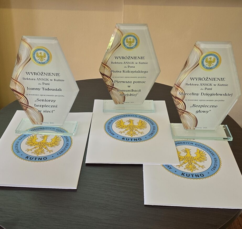Statuetki wraz z dyplomami