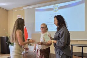 Wręczanie przez Panią Dziekan i Panią Rektor dyplomu oraz statuetki studentce