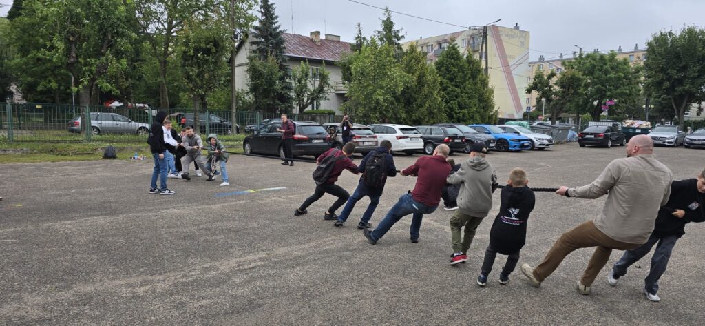 Studenci przeciągajaćy linę