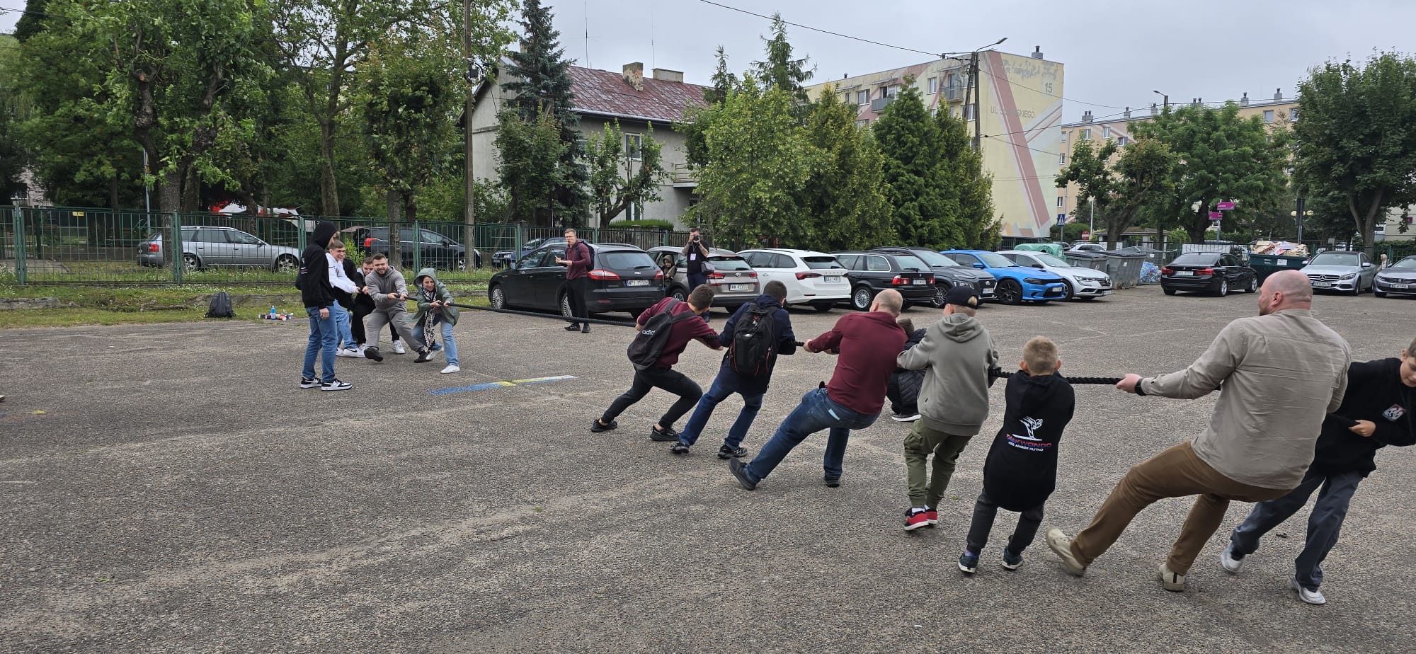 Studenci przeciągajaćy linę