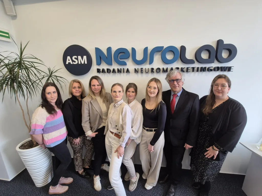 Grupa studentek ANSGK na tle ASM Research Solutions Strategy