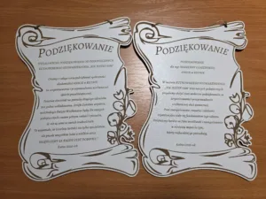 Tabliczki z podziękowaniami stowarzyszenia kutnowskiego "Nie jesteś sam"
